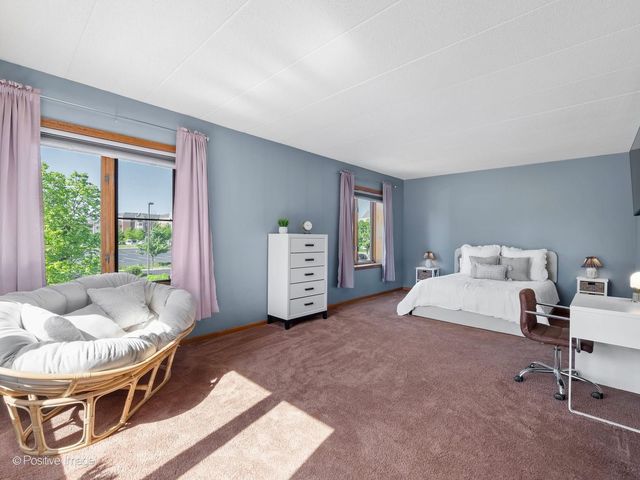 175 W Brush Hill Road 104, Elmhurst, IL 60126