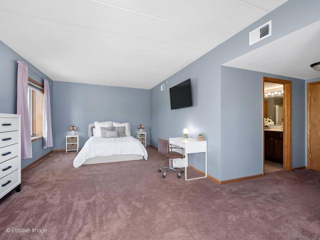 175 W Brush Hill Road 104, Elmhurst, IL 60126