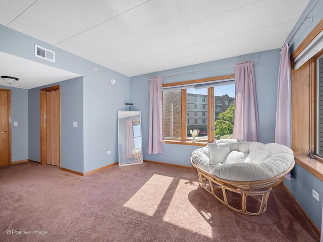 175 W Brush Hill Road 104, Elmhurst, IL 60126