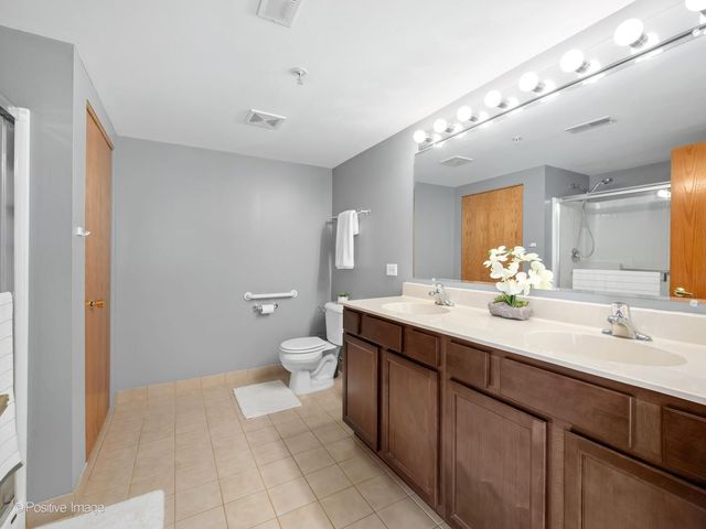 175 W Brush Hill Road 104, Elmhurst, IL 60126