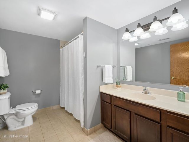 175 W Brush Hill Road 104, Elmhurst, IL 60126
