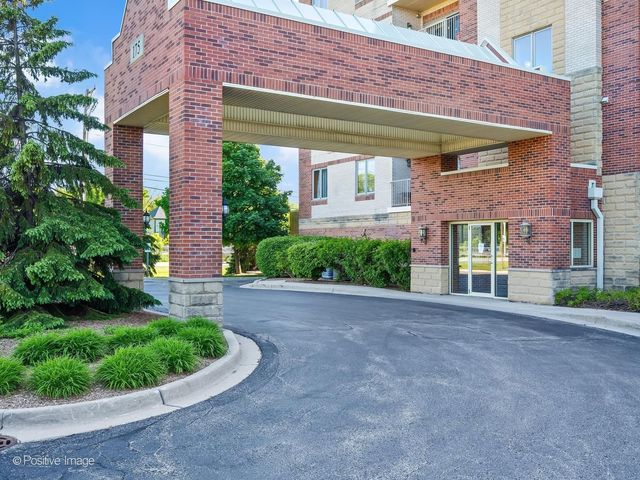 175 W Brush Hill Road 104, Elmhurst, IL 60126