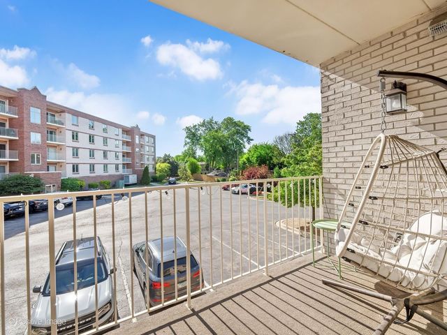 175 W Brush Hill Road 104, Elmhurst, IL 60126