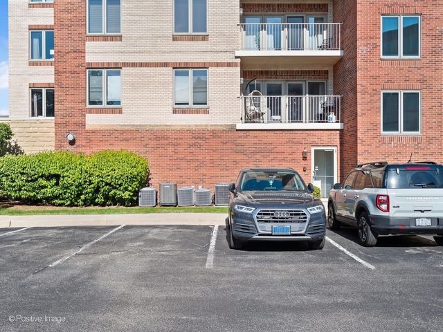 175 W Brush Hill Road 104, Elmhurst, IL 60126