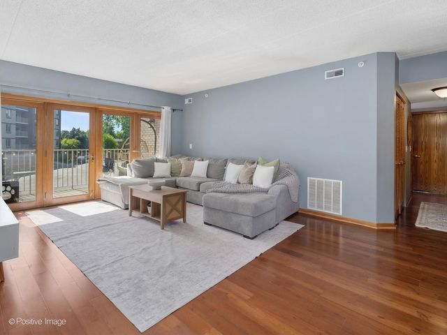 175 W Brush Hill Road 104, Elmhurst, IL 60126