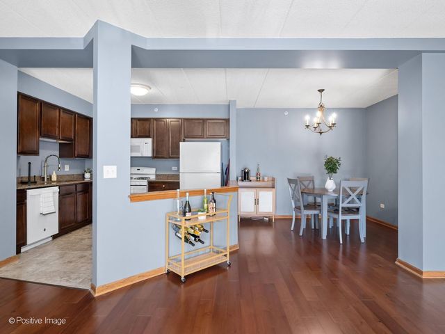 175 W Brush Hill Road 104, Elmhurst, IL 60126