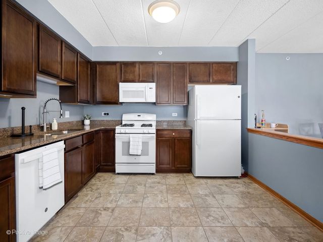 175 W Brush Hill Road 104, Elmhurst, IL 60126