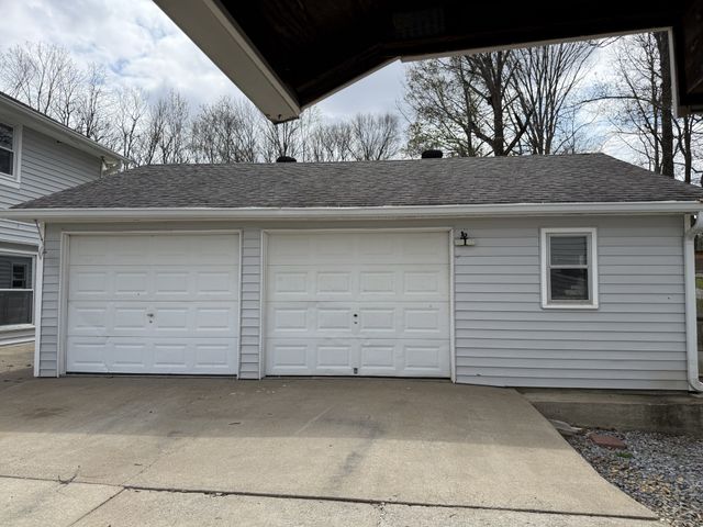1004 Red Oak Dr, Greenbrier, TN 37073