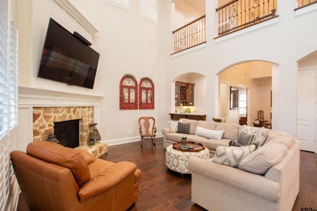 7130 Holly Square Ct, Tyler, TX 75703