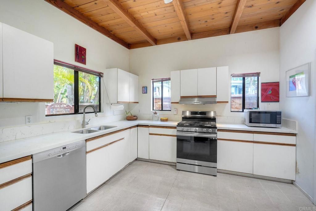 Image 10 of property listing at 1974 Manchester Avenue, Cardiff By The Sea, CA 92007