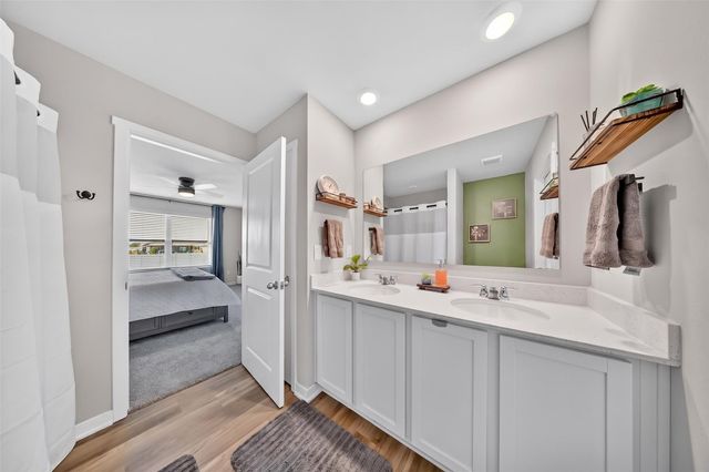 2806 Mary Drive, Hiawatha, IA 52233