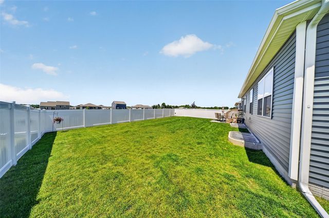 2806 Mary Drive, Hiawatha, IA 52233