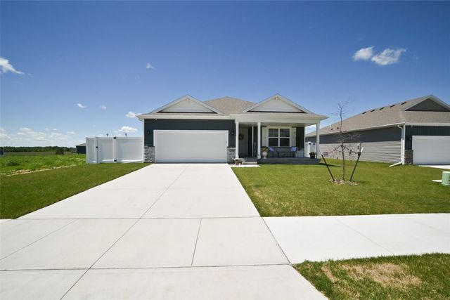 2806 Mary Drive, Hiawatha, IA 52233