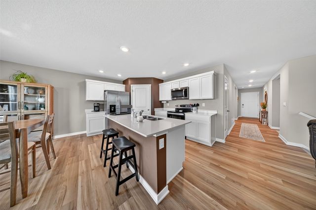 2806 Mary Drive, Hiawatha, IA 52233