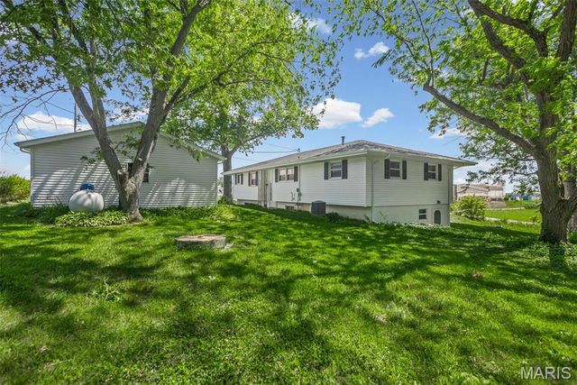 8320 Hilltop Drive, Lebanon, IL 62254