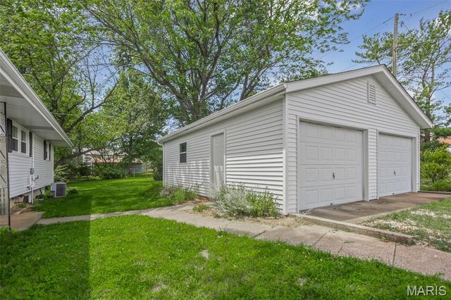 8320 Hilltop Drive, Lebanon, IL 62254