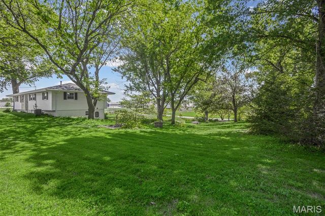 8320 Hilltop Drive, Lebanon, IL 62254