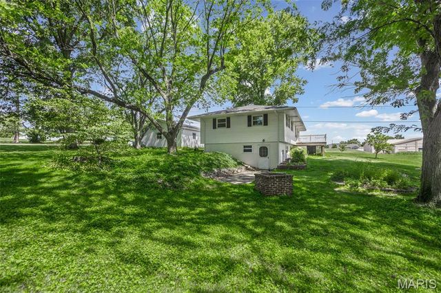 8320 Hilltop Drive, Lebanon, IL 62254