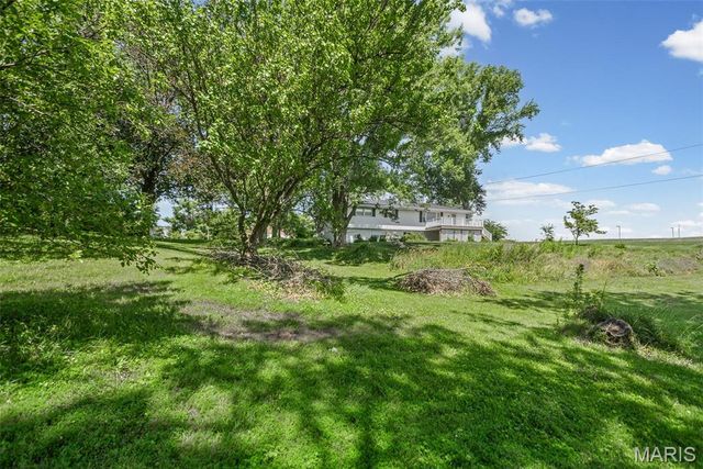 8320 Hilltop Drive, Lebanon, IL 62254