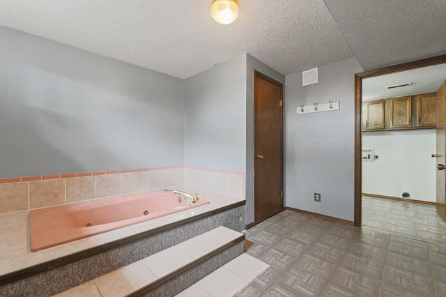 1614 N Brunswick Ln, Wichita, KS 67212