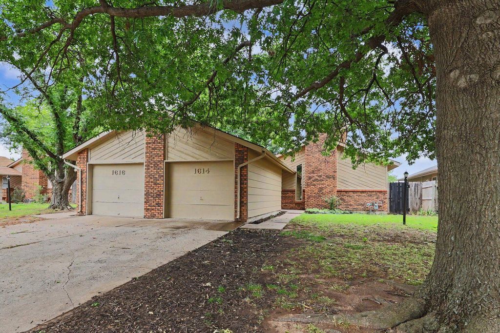 1614 N Brunswick Ln, Wichita, KS 67212