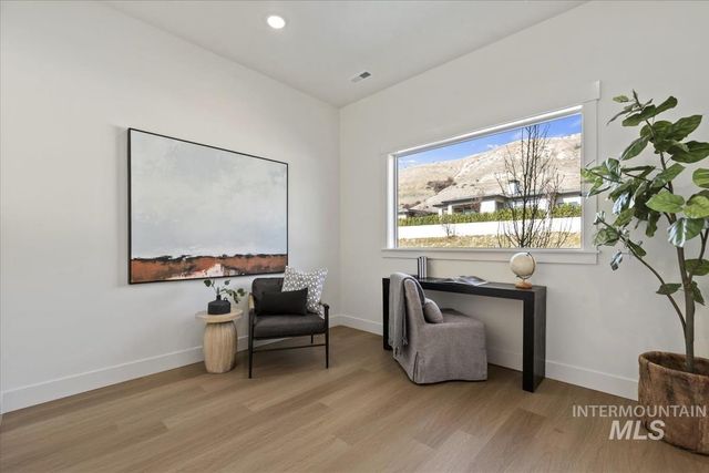 3541 E Warm Springs Ave, Boise, ID 83716