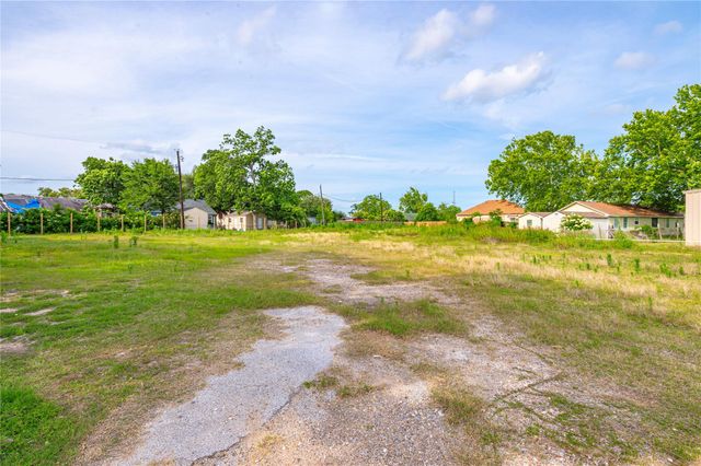 1203 S Main Street, Baytown, TX 77520