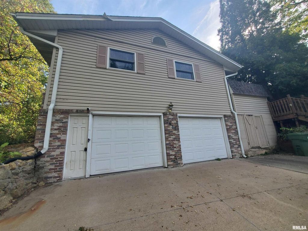 1637 HARRISON Drive, Clinton, IA 52732