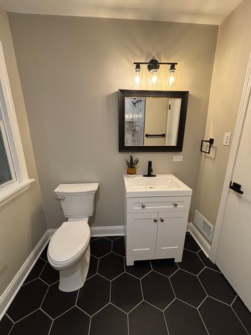 8943 S Ridgeland Avenue, Chicago, IL 60617