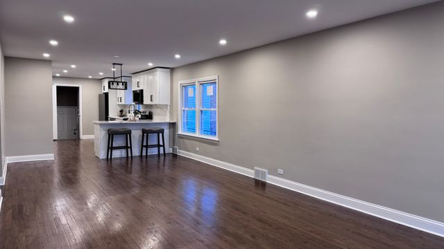 8943 S Ridgeland Avenue, Chicago, IL 60617