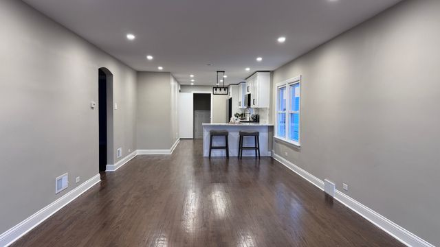 8943 S Ridgeland Avenue, Chicago, IL 60617