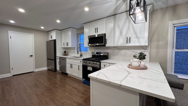 8943 S Ridgeland Avenue, Chicago, IL 60617