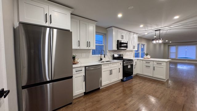 8943 S Ridgeland Avenue, Chicago, IL 60617