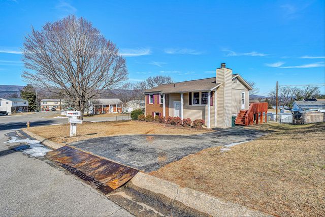 963 Page ST, Salem, VA 24153