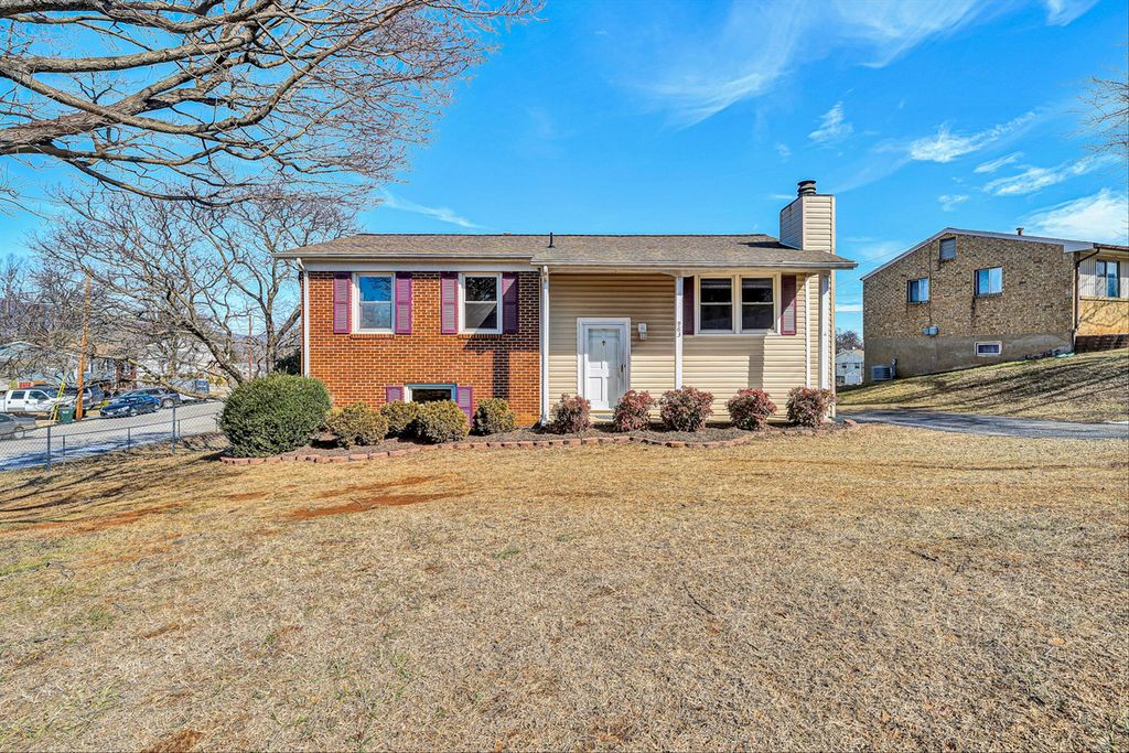 963 Page ST, Salem, VA 24153