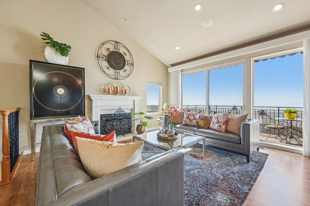 105 Starview Ct, Oakland, CA 94618