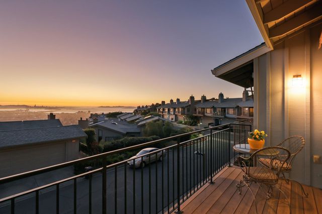 105 Starview Ct, Oakland, CA 94618