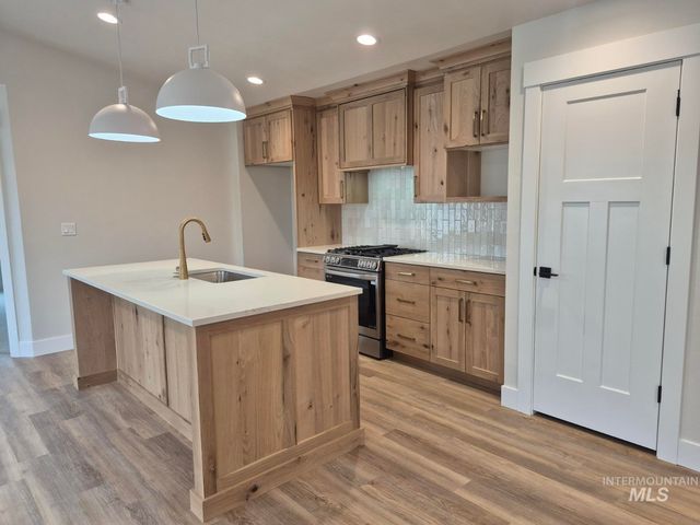 969 S Almond St, Nampa, ID 83686