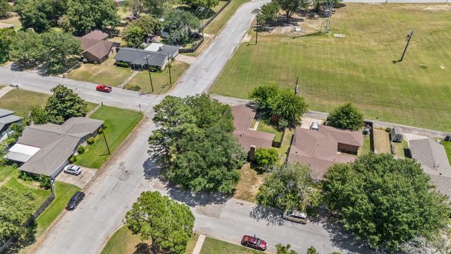 2903 Melmar Park Street, Commerce, TX 75428