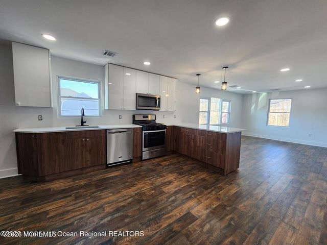 105 Summit Avenue, Belford, NJ 07718