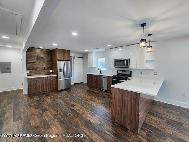 105 Summit Avenue, Belford, NJ 07718