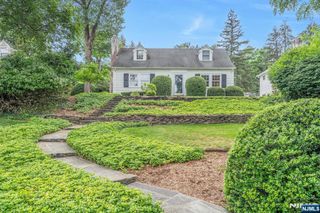 17 Crescent Place, Ho-ho-kus, NJ 07423