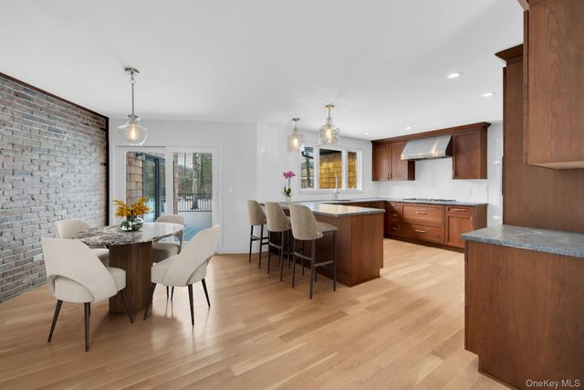 4 Northwood Court, Woodbury, NY 11797