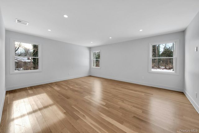 4 Northwood Court, Woodbury, NY 11797