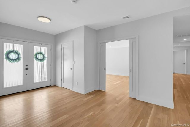 4 Northwood Court, Woodbury, NY 11797