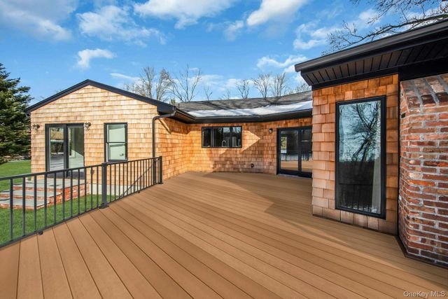 4 Northwood Court, Woodbury, NY 11797