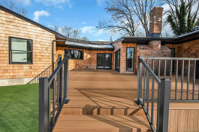 4 Northwood Court, Woodbury, NY 11797