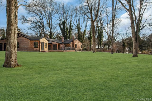 4 Northwood Court, Woodbury, NY 11797