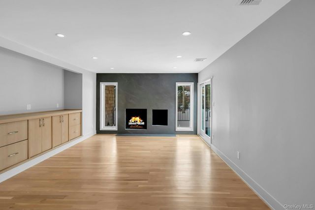 4 Northwood Court, Woodbury, NY 11797