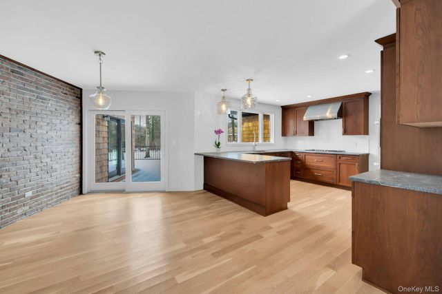 4 Northwood Court, Woodbury, NY 11797